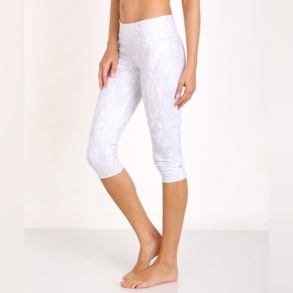 ALO Yoga 🧘🏽‍♀️ Vapor Python Airbrush Capri